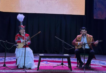 Самым искусным айтыскерам страны подарили авто и миллионные призы