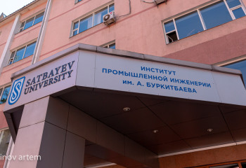 Сәтпаев университетінің оқытушылары су тасқынынан зардап шеккендерге көмек көрсетіп жатыр