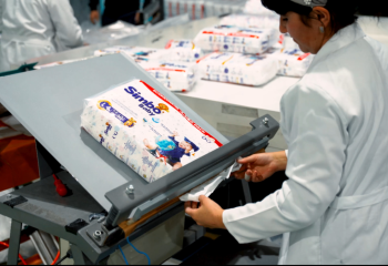 На единственном в Казахстане производстве одноразовых подгузников 60% работников - инвалиды