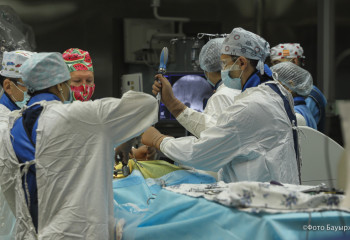 «15 сантиметрге жеткен». Түркістандық дәрігерлер 7 жасар баланың бауырынан құрт алды