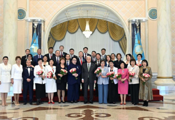 Президент вручил госнаграды казахстанцам, которые внесли значительный вклад в развитие культуры