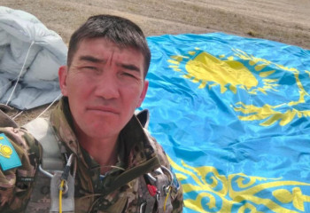 Десантник на учениях в Турции раскрыл в небе казахстанский флаг