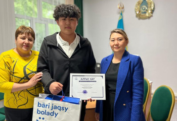 Школьник спас висевшего на балконе высотного дома 5-летнего ребенка