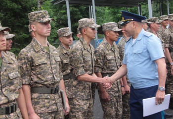 Сертификаты на бесплатное обучение в вузах получили солдаты в Алматы