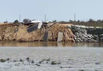 Сельский аким рассказал, как восстановили дамбу в Атырауской области