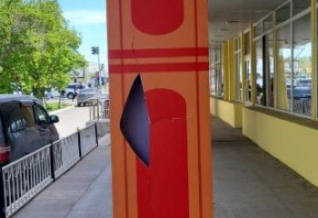 Астанада гүл сататын дүкеннің әйнегін сындырған вандал айыппұл арқалады