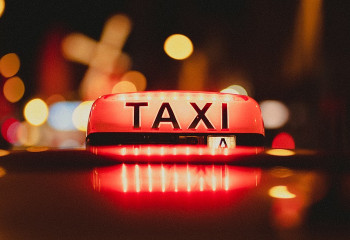 Ақтауда жолаушы такси жүргізушісін өлтіріп, өзі ауруханаға түсті