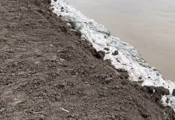 Жителей Талдыколя переправляют на лодках: подъездную дорогу к селу залило водой