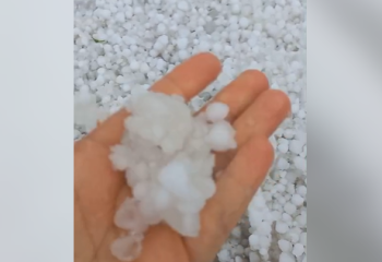 Град размером с фасоль обрушился на поселок в Актюбинской области