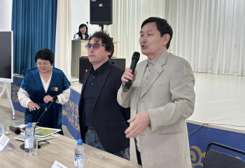 «Ауыл кітапханаларына 100 кітап» акциясы бойынша мектептерге сыйлық тарту етілді