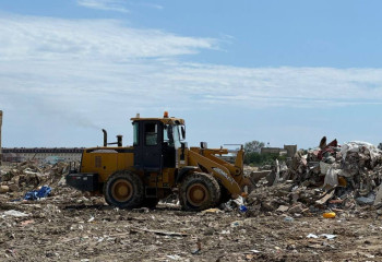Ақтау іргесіндегі ауылдан заңсыз төгілген 19 тоннаға жуық қоқыс шығарылды