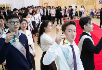 Алматы мектептерінде соңғы қоңырау соғылды