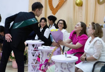 В школах Алматы прозвенел последний звонок