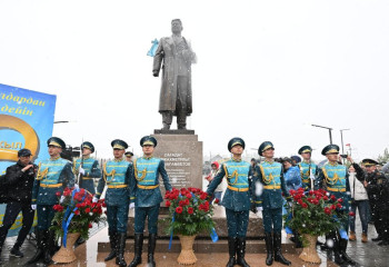 В городе Акколь открыт памятник Сагадату Нурмагамбетову