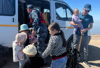 Врачи оказывают помощь жителям, эвакуированным из села Талдыколь
