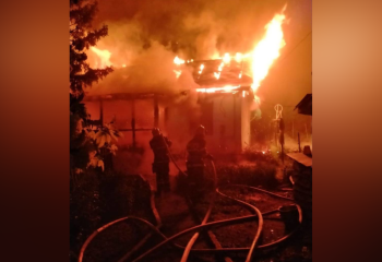 В ВКО загорелся частный жилой дом