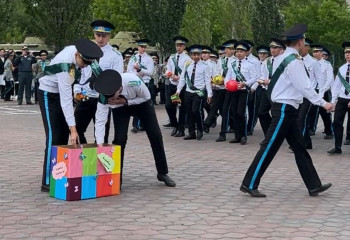 Выпускники области Абай на последнем звонке провели акцию «Коробка храбрости»