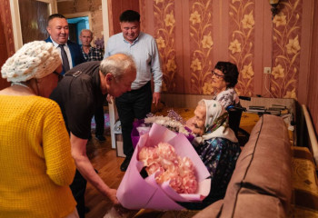 Семей әкімі қаланың ең қарт тұрғынын туған күнімен құттықтады