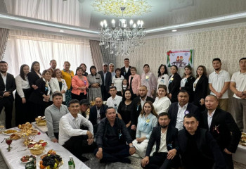 Жаңаөзендік түлектер ұстазына пәтер сыйлады