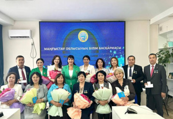 Более 240 педагогов получили ведомственные награды