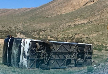 Автобус с туристами попал в ДТП и перевернулся в Алматинской области