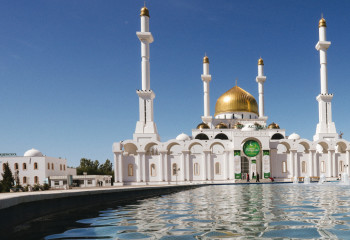 Алматинец украл вещи у прихожан мечети во время намаза на миллион тенге