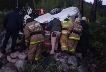 Риддерде көлік аударылып, жүргізуші салонда қысылып қалды