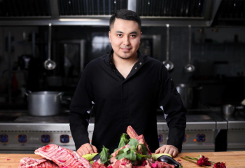 Шеф-повар ресторана бесплатно кормил участников берегоукрепительных работ в Атырауской области