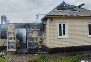 В Костанайской области пожарные вынесли из горящего дома газовый баллон