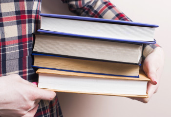 Өскеменде тыйым салынған діни әдебиеттерді тасымалдаған ер адам жауапқа тартылды