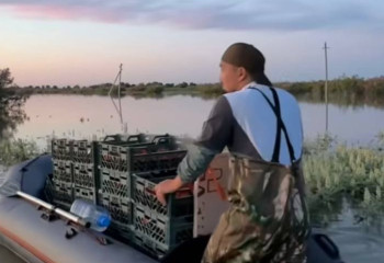 Атырау кәсіпкерлері құлпынай алқабына қайықпен қатынап жүр