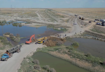 Под трассой «Атырау-Астрахань» за сутки установили водопропускные трубы