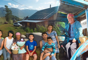 Күйеуіміз екеуіміз бірге шөп шабатынбыз - 72 жасында трактор жүргізіп жүрген әжей