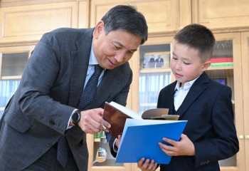 Школьник из Алматы отдал все свои сбережения для пострадавших от паводков, за что был награжден Президентом