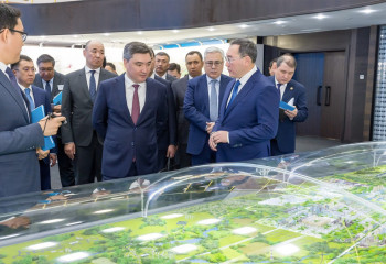 Олжас Бектенов Қонаев және Алатау қалаларын дамыту жоспарын тыңдады