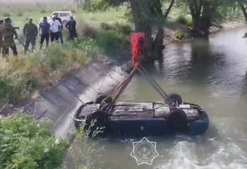 Машину с погибшим водителем за рулем вытащили спасатели из канала в ВКО