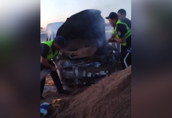 Большегруз с песком случайно проезжал мимо горящей машины и помог потушить ее на трассе Алматы — Өскемен