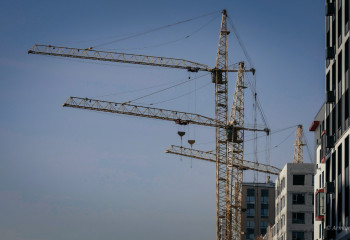 Астанада мұнаралы кран машинисі биіктен құлап, мерт болды