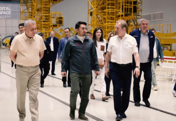 Перед запуском ракеты «Союз-2.1а» глава Минцифры Казахстана встретился с руководителем Роскосмоса