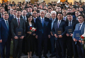 Токаев вручил жилищные сертификаты молодым ученым