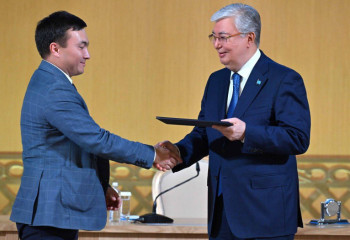 Мемлекет басшысы жас ғалымдарға пәтер сертификаттарын табыстады