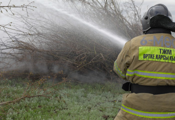 Сотрудники МЧС тушат пожар в ЗКО