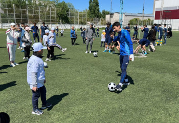 Дети с особыми потребностями поиграли в футбол с игроками ФК 