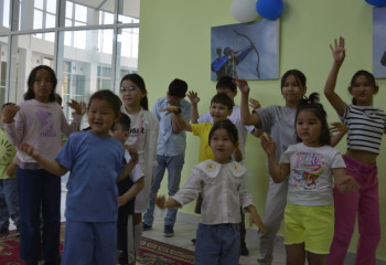 Ақтауда әскери қызметкерлер балаларды мерекемен құттықтады