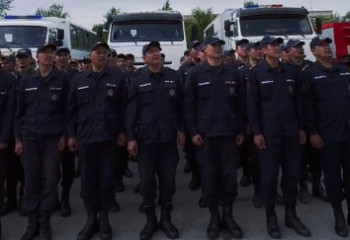 Спасатели и военнослужащие возвращаются из Атырау после противопаводковых работ