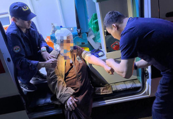 Атырауда өрт сөндірушілер 2 адамды аман алып қалды