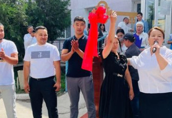 Түркістан облысында түлектер жалғызбасты анаға баспана сыйлады