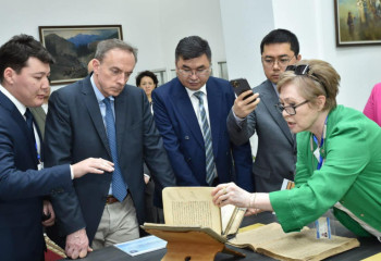 Министр ознакомился с фондом редких книг и рукописей библиотеки Аль-Фараби