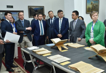 Министр Әл-Фараби кітапханасының сирек кітаптар мен қолжазба қорымен танысты