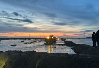 На подтопленной трассе в Атырауской области ограничили движение